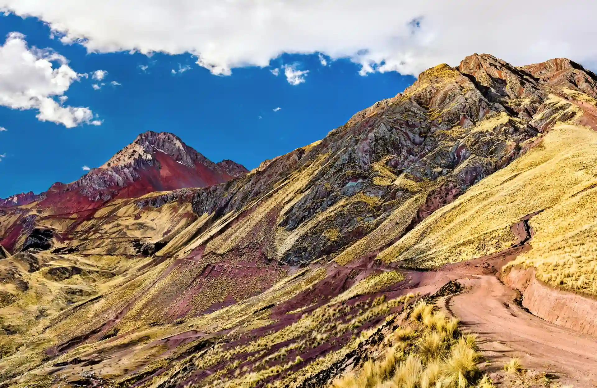 PALLAY_PUNCHU Pallay Punchu, Rincón pintoresco en los Andes, un destino encantador que ofrece paisajes serenos y una conexión única con la naturaleza.