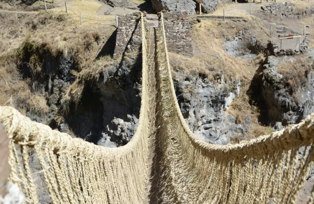 Qeswachaka, Puente colgante inca anual sobre el río Apurímac, fusionando tradición e ingeniería única.