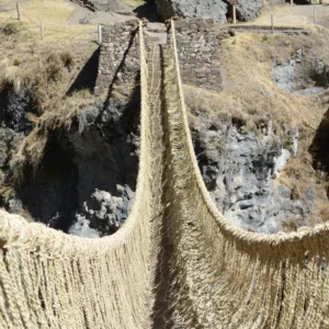 Qeswachaka, Puente colgante inca anual sobre el río Apurímac, fusionando tradición e ingeniería única.