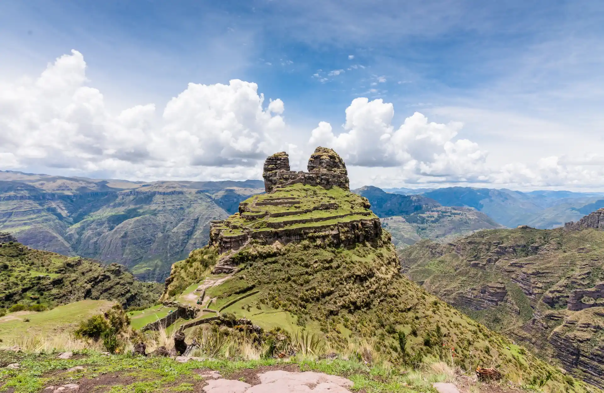WAQRAPUKARA_CUSCO Waqrapukara, Sitio arqueológico en los Andes, fusionando historia y vistas panorámicas.