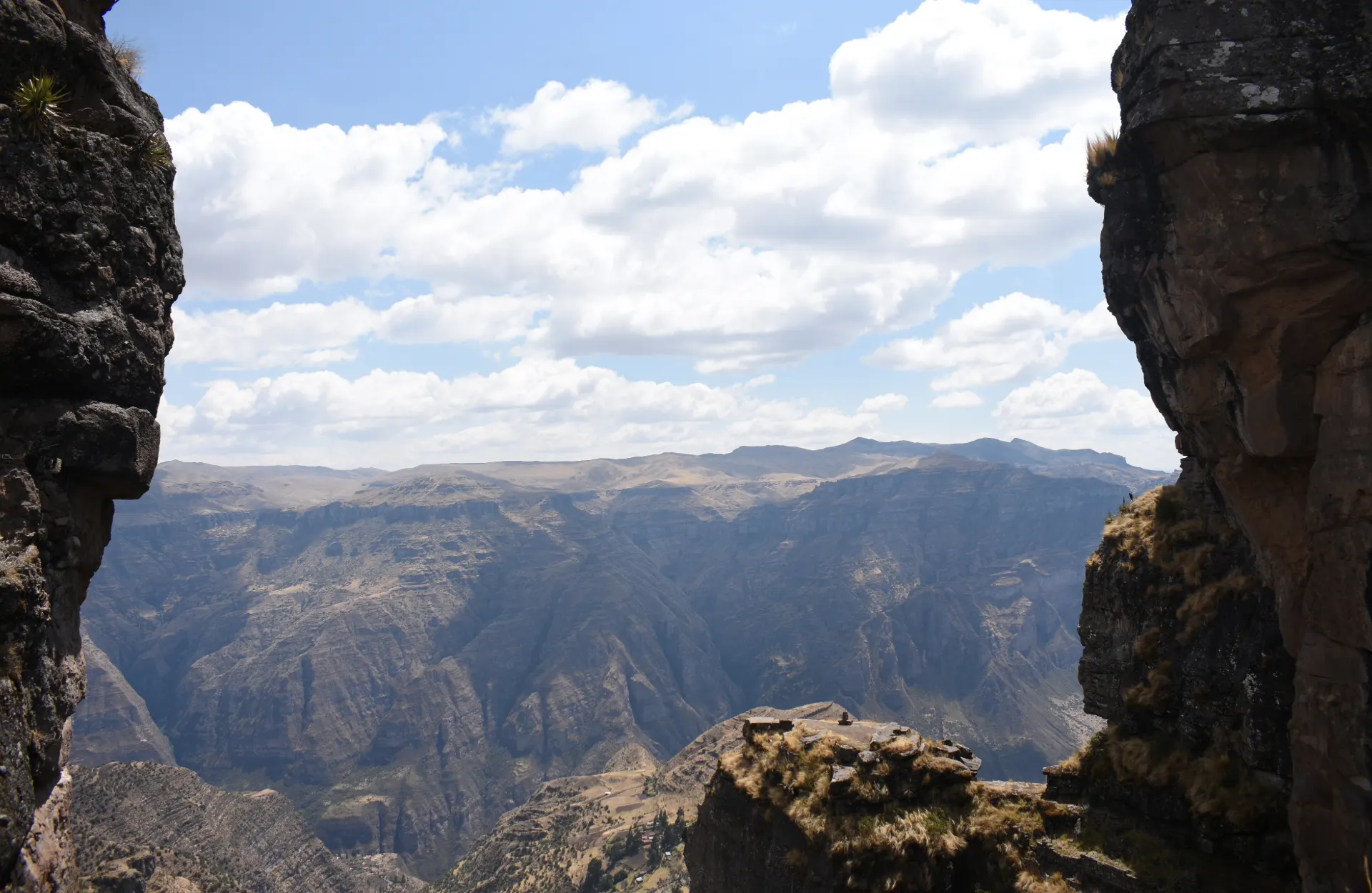 WAQRAPUKARA_CUSCO Waqrapukara, Sitio arqueológico en los Andes, fusionando historia y vistas panorámicas.