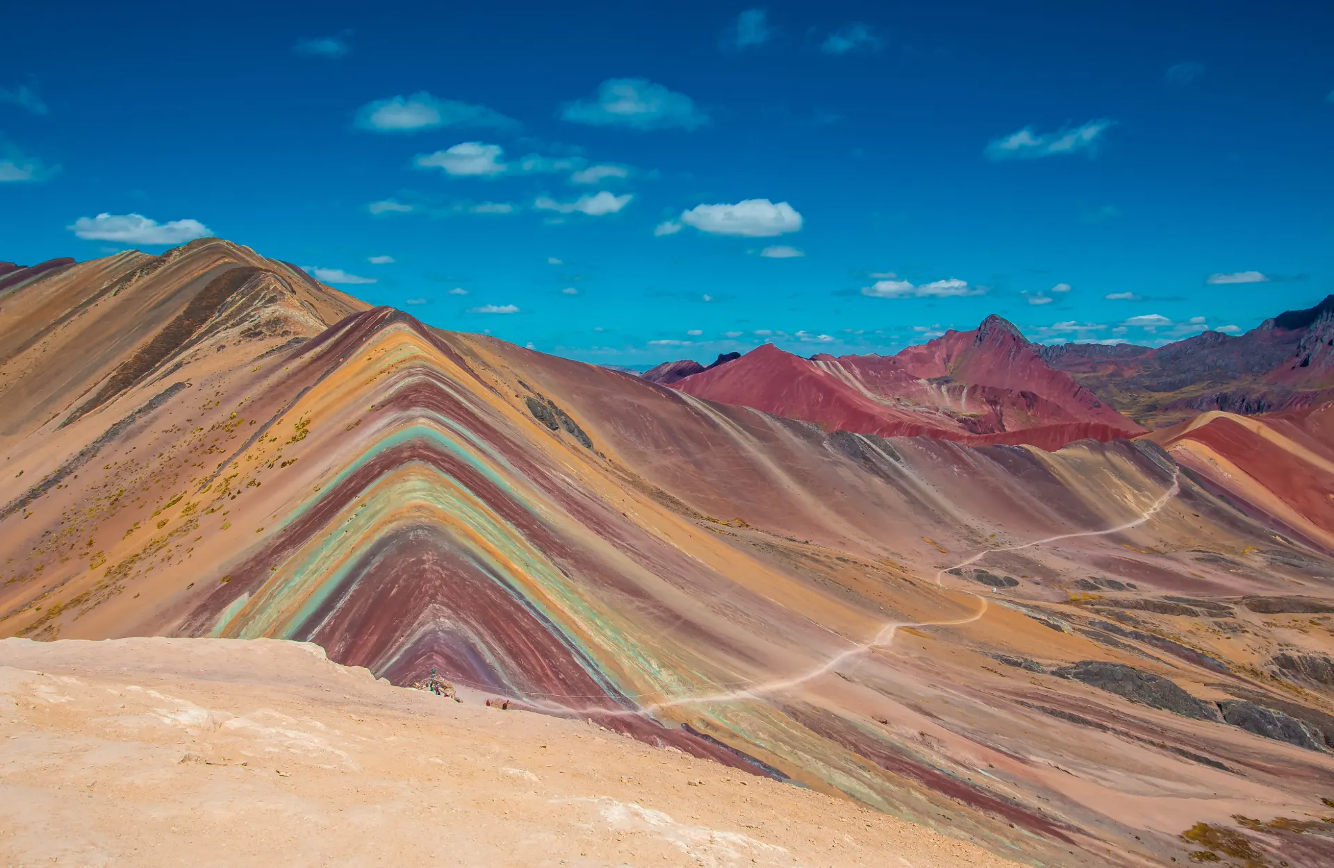 montaña_y_mappi-1 Valle Sagrado y Montaña de Colores, Historia y naturaleza se encuentran en este viaje único por los Andes peruanos.