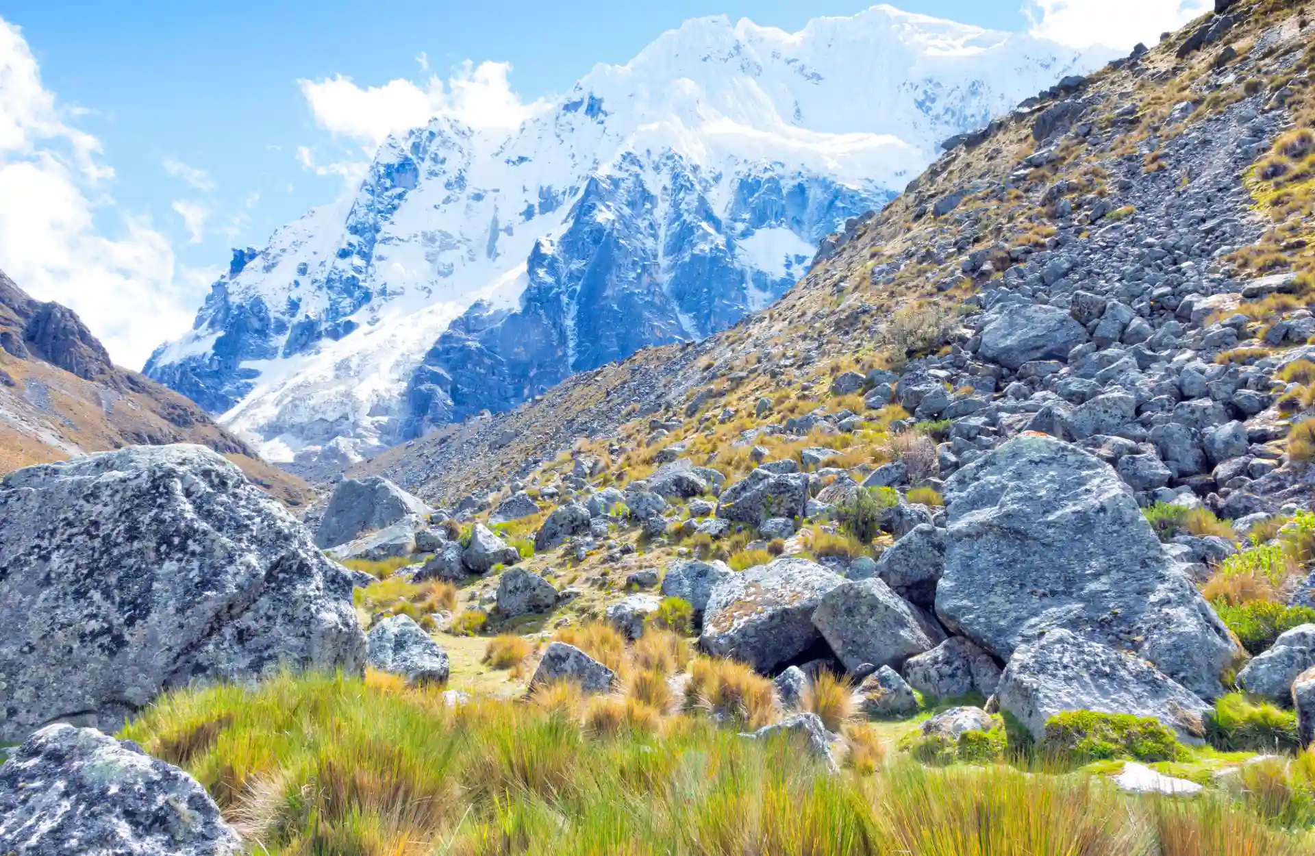salkantay_cusco Salkantay, Excursión de trekking por paisajes impresionantes en la majestuosa montaña Salkantay, una experiencia única en los Andes peruanos.